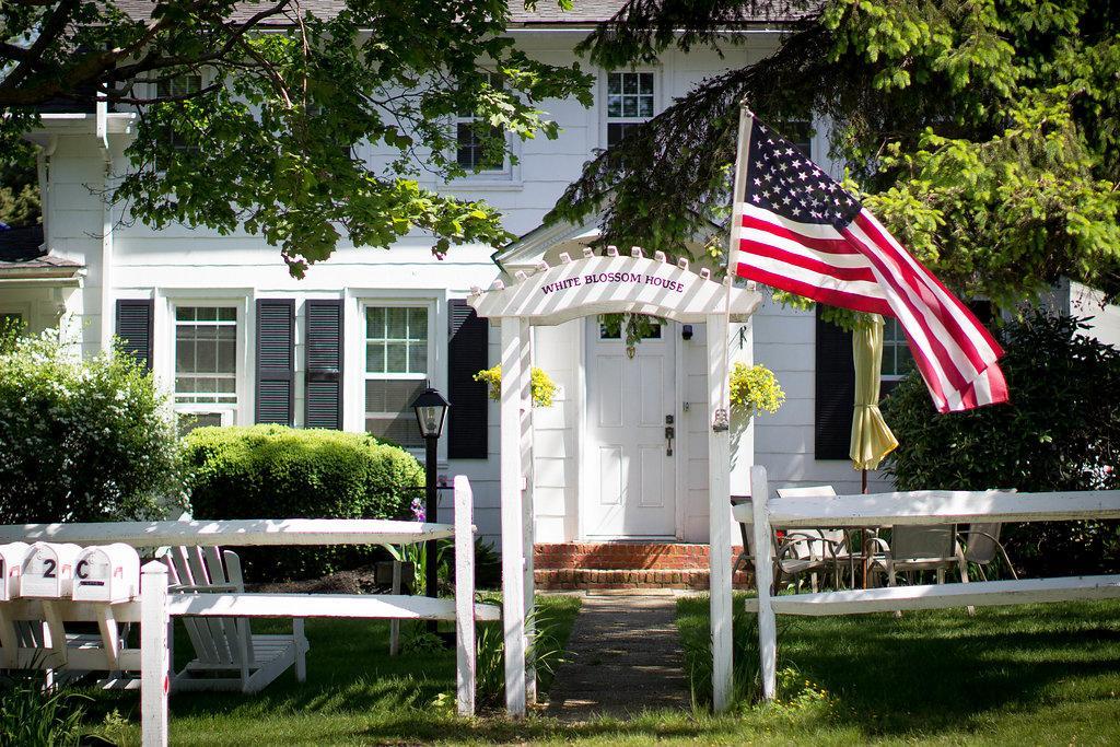 Historic White Blossom House Southold Exterior photo