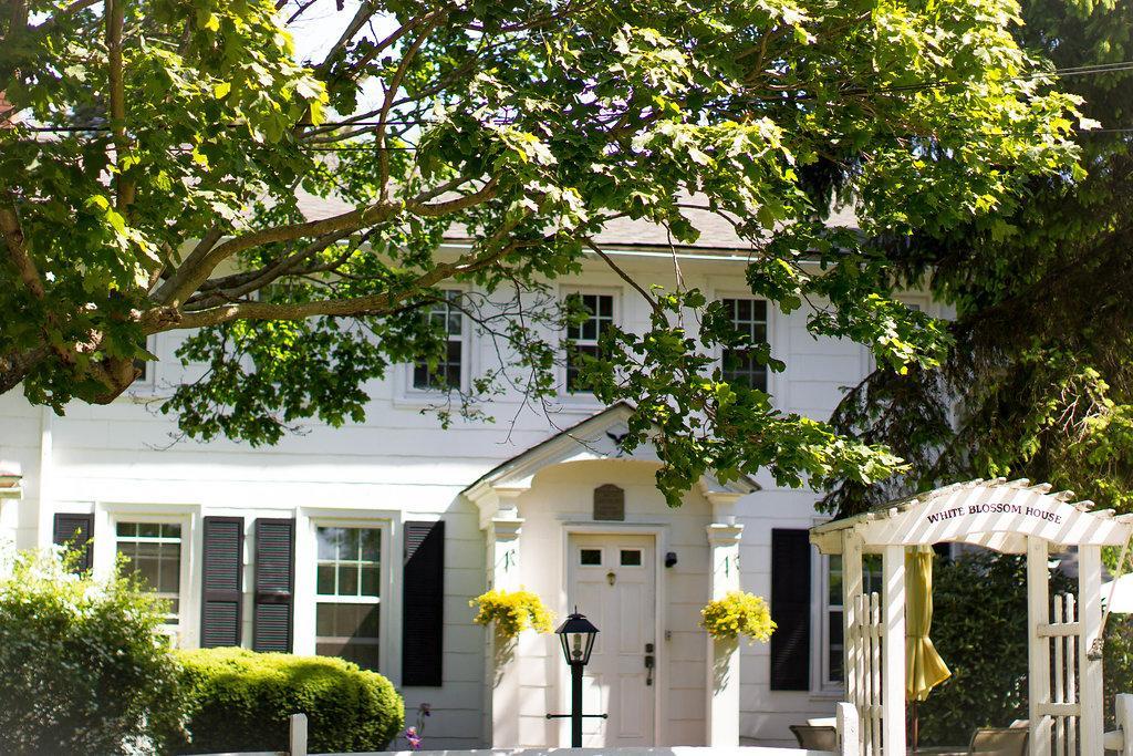 Historic White Blossom House Southold Exterior photo